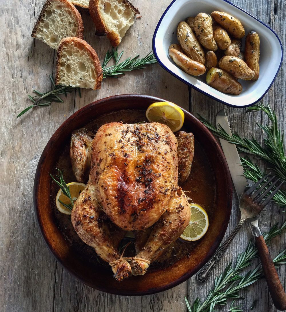 Roast chicken with rosemary and glazed baby vegetables - Émile Henry