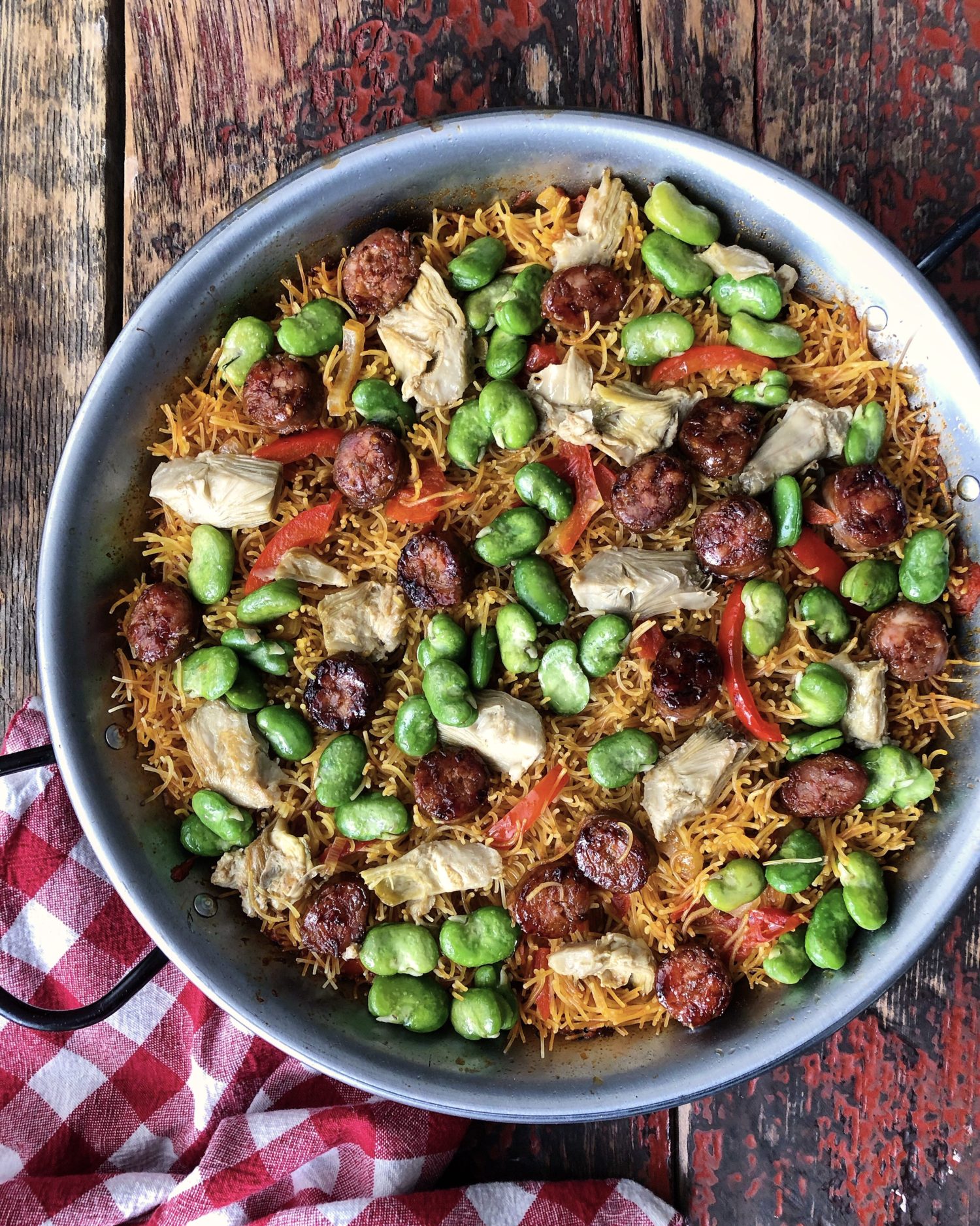 Paella fideua with chicken.Fideuá is a dish originally from Gandía that is  made in a similar way to paella, although based on noodles instead of rice  Stock Photo - Alamy