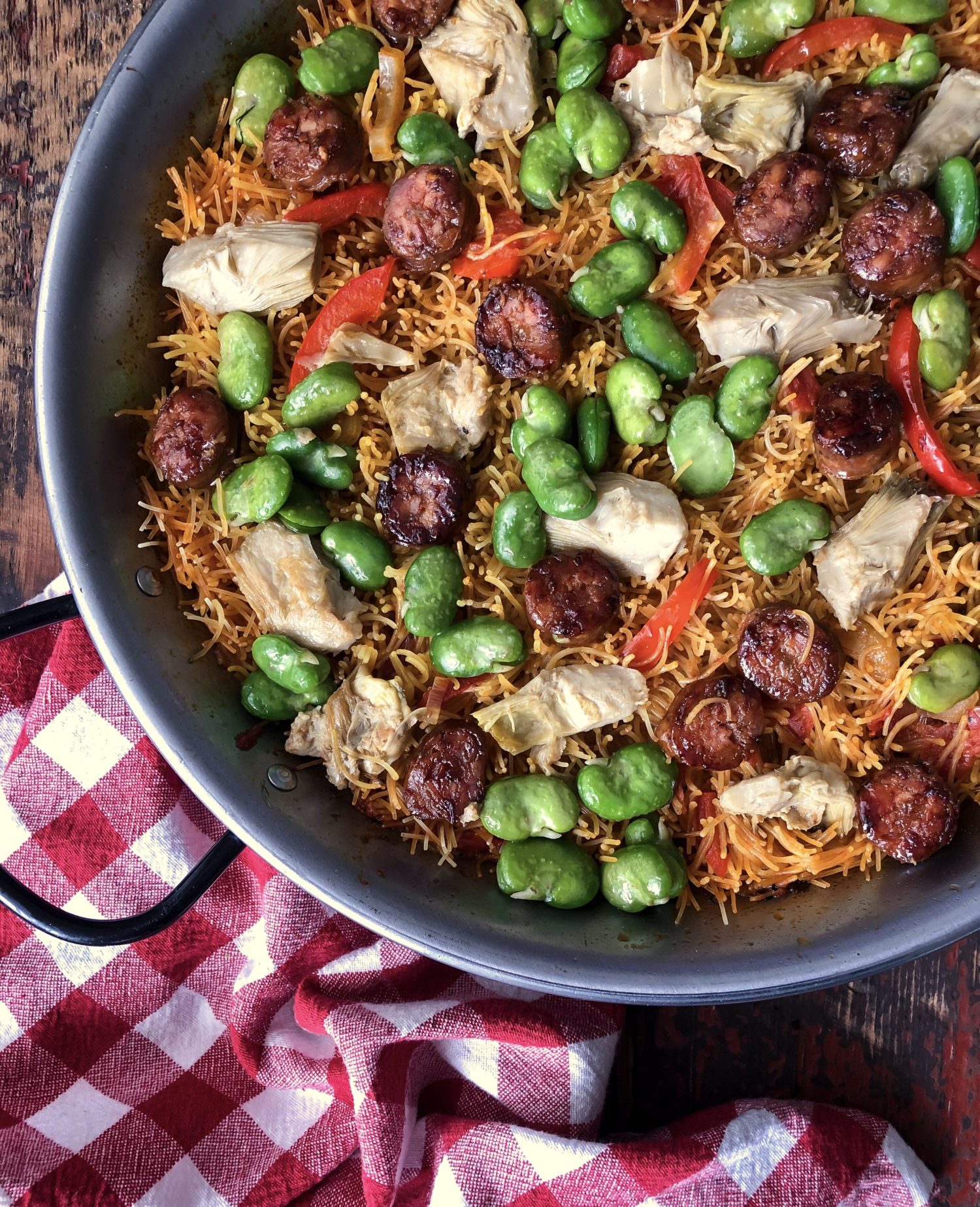 Paella fideua with chicken.Fideuá is a dish originally from Gandía that is  made in a similar way to paella, although based on noodles instead of rice  Stock Photo - Alamy